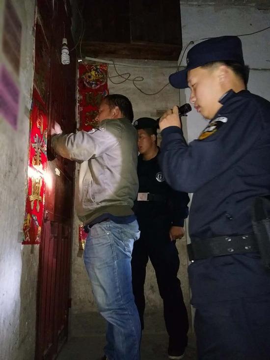 河南粗心妈妈误将幼女锁家中 