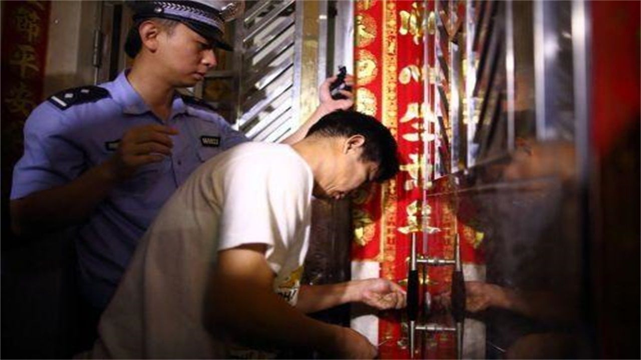 河南请开锁师傅开了锁后，师傅